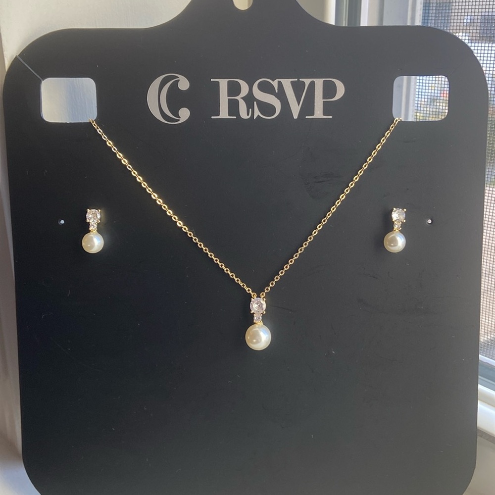 Necklace and matching earrings gold color